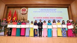Những bông hoa đẹp trường Tiểu học Phan Chu Trinh trong lễ tuyên dương khen thưởng chào mừng 38 năm ngày Nhà giáo Việt Nam
