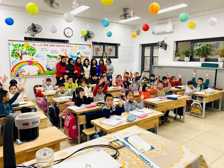 Ban Giám hiệu và Công đoàn trường Tiểu học Phan Chu Trinh động viên các cô giáo đi thi giáo viên dạy giỏi cấp Quận