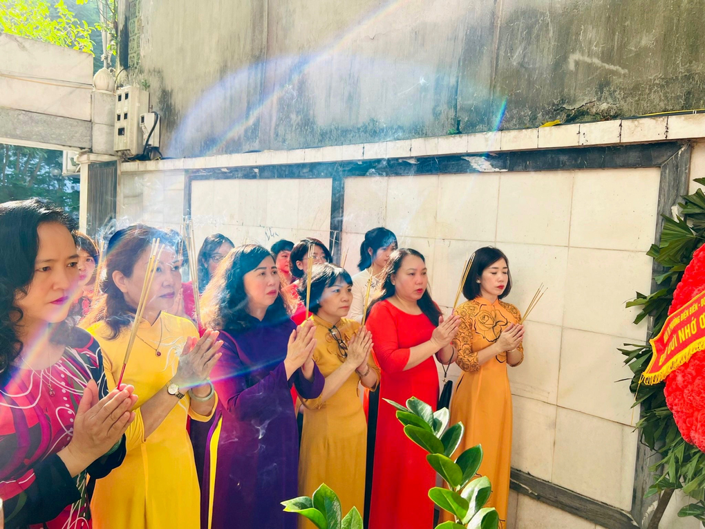Trường Tiểu học Phan Chu Trinh dâng hoa thắp nén nhang tri ân tại Đài tưởng niệm các anh hùng Liệt sĩ phường Điện Biên