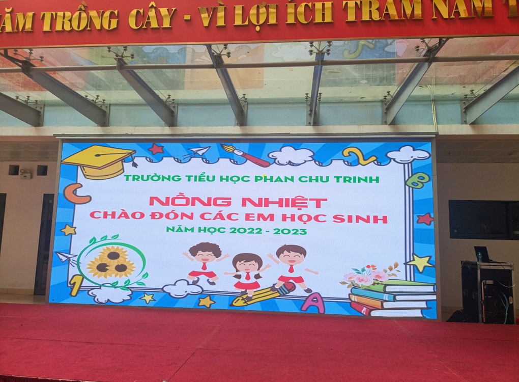 Trường Tiểu học Phan Chu Trinh chào đón các em học sinh đến trường