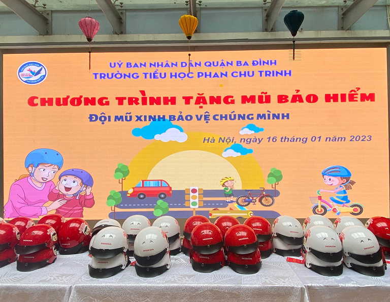 Trường TH Phan Chu Trinh trao tặng mũ bảo hiểm tới học sinh khối 1,2 Với thông điệp “Đội mũ xinh bảo vệ chúng mình”