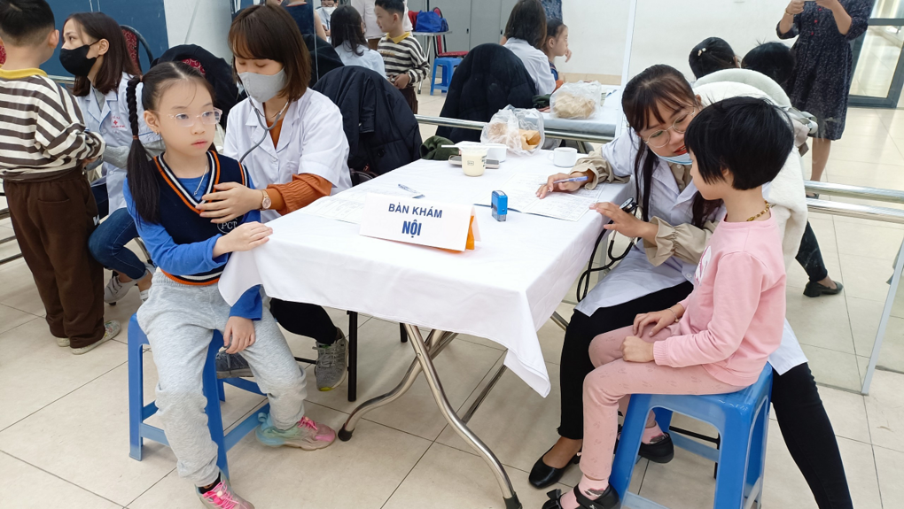 Trường TH Phan Chu Trinh phối hợp với Trung tâm Y tế quận Ba Đình  tổ chức khám sức khỏe cho học sinh năm học 2023-2024