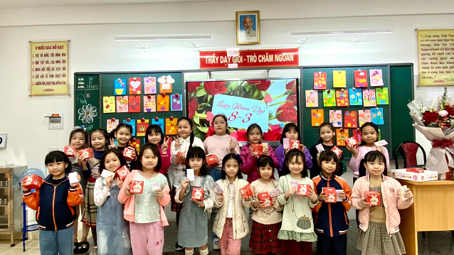 Các bạn nhỏ khối 2 Trường Tiểu học Phan Chu Trinh  hân hoan chào đón ngày Quốc tế phụ nữ 8-3