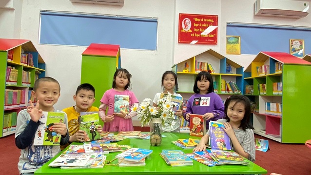 Các bạn nhỏ khối 2 trường Tiểu học Phan Chu Trinh hưởng ứng phong trào “Góp một cuốn sách nhỏ, đọc ngàn cuốn sách hay”