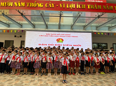 Liên Đội Trường Tiểu học Phan Chu Trinh tổ chức Lễ kết nạp Đội viên chào mừng 82 năm ngày thành lập Đội Thiếu niên Tiền phong Hồ Chí Minh và 133 năm ngày sinh nhật Bác
