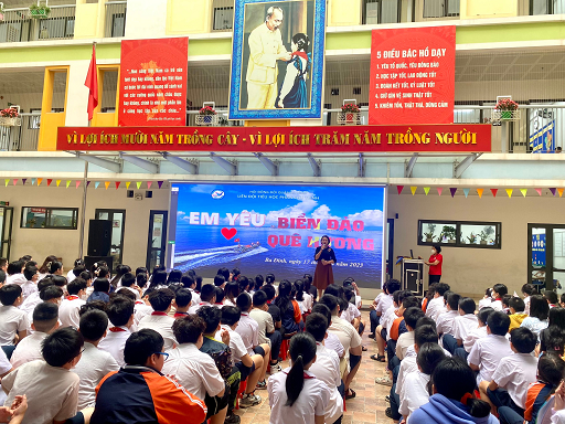 Các bạn học sinh khối 4 trường Tiểu học Phan Chu Trinh hào hứng tham gia chương trình “Em yêu biển đảo quê hương”