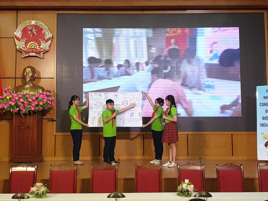 Lãnh đạo và trẻ em quận Ba Đình cùng trao đổi về vi phạm trên không gian mạng