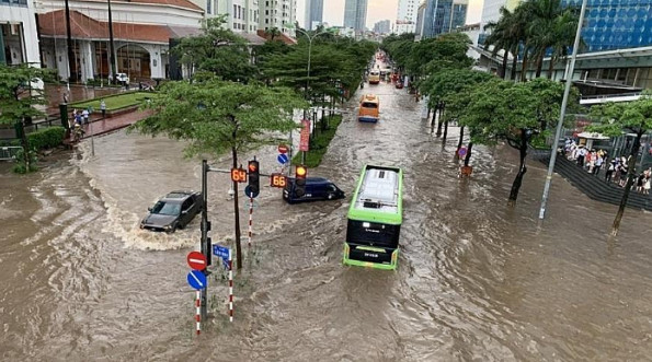 Hà Nội khuyến cáo người dân hạn chế ra đường trong thời gian bão Talim đổ bộ