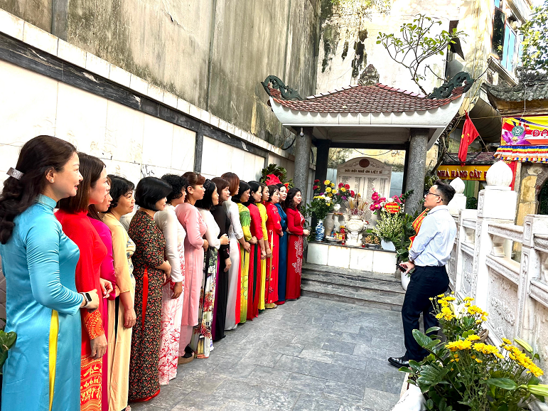 Trường Tiểu học Phan Chu Trinh dâng hoa thắp nén nhang tri ân tại Đài tưởng niệm các anh hùng Liệt sĩ phường Điện Biên nhân kỉ niệm 76 năm ngày Thương binh - Liệt sĩ