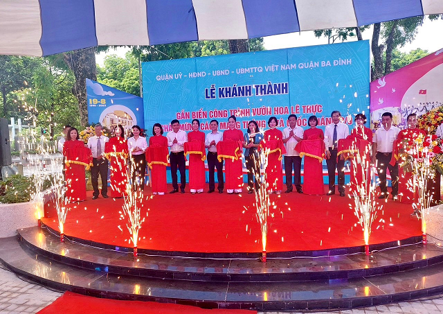 Trường Tiểu học Phan Chu Trinh tham dự Lễ Khánh thành và gắn biển công trình Vườn hoa Lê Trực - phường Điện Biên, quận Ba Đình
