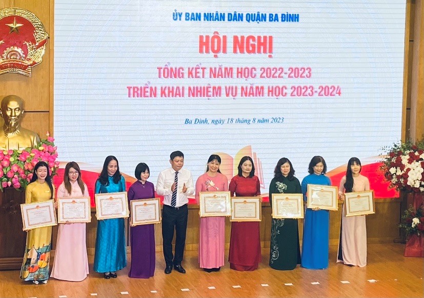 Trường Tiểu học Phan Chu Trinh vinh dự đón nhận Bằng khen của UBND thành phố Hà Nội - Năm học 2022-2023