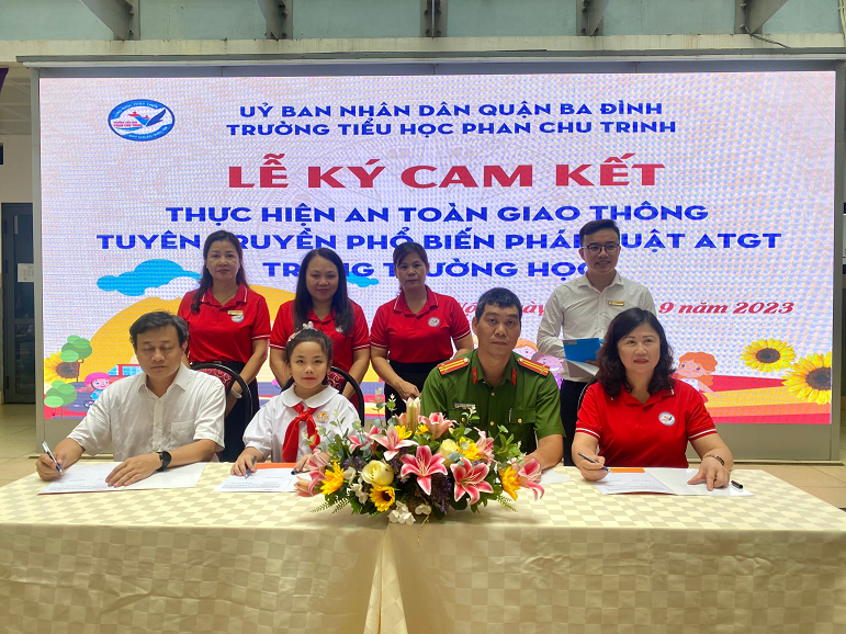 Trường Tiểu học Phan Chu Trinh tổ chức Lễ kí kết An toàn giao thông