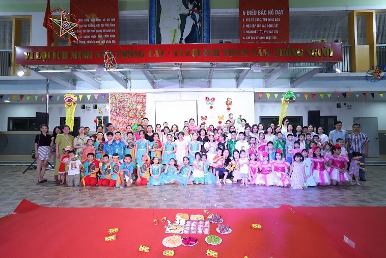 Trung Thu đầm ấm yêu thương của “Gia đình 4A” Trường Tiểu học Phan Chu Trinh