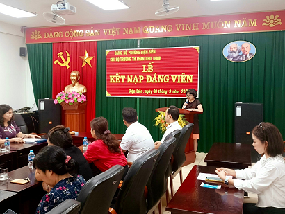 Lễ kết nạp Đảng viên mới của Chi bộ trường Tiểu học Phan Chu Trinh năm 2023