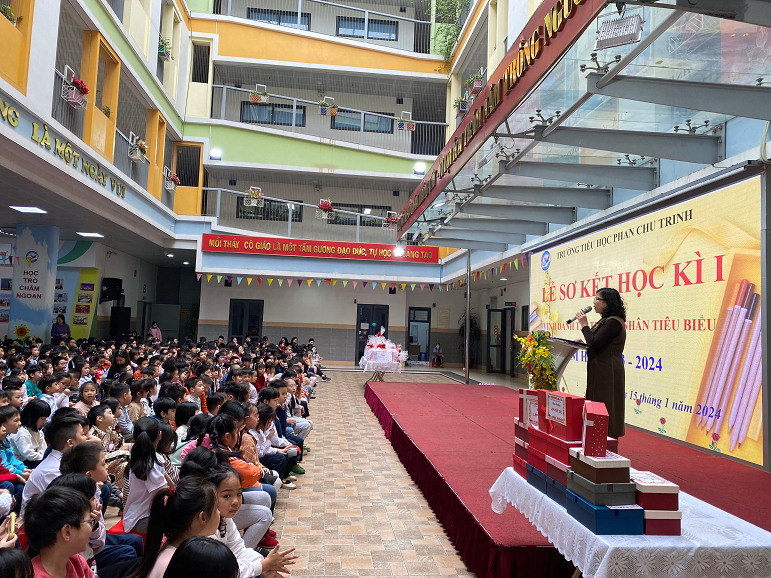 Trường TH Phan Chu Trinh tổ chức  Lễ Sơ kết học kì I năm học 2023-2024
