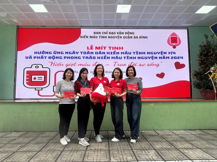 Đoàn viên Công đoàn trường TH Phan Chu Trinh cùng chung tay trong ngày hội Hiến máu tình nguyện của LĐLĐ Quận Ba Đình