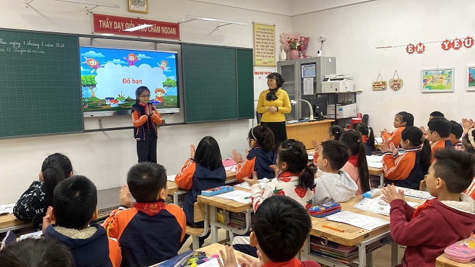 Giáo viên khối 4 trường Tiểu học Phan Chu Trinh tích cực tự bồi dưỡng chuyên môn nghiệp vụ