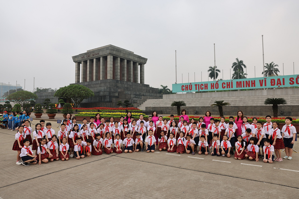 Lễ báo công dâng Bác và lễ kết nạp Đội của trường  Tiểu học Phan Chu Trinh