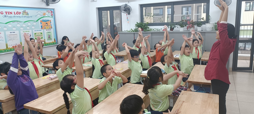 A group of children raising their hands

Description automatically generated with medium confidence