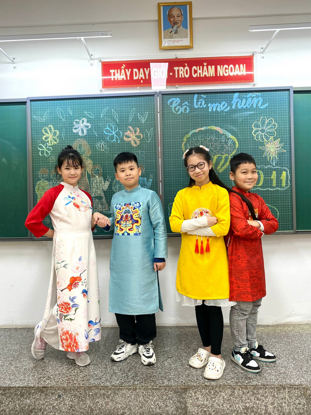 A group of children standing in front of a chalkboard

Description automatically generated