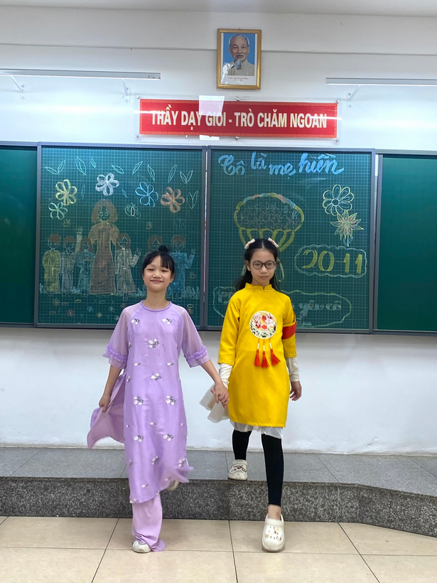 Two girls standing in front of a chalkboard

Description automatically generated