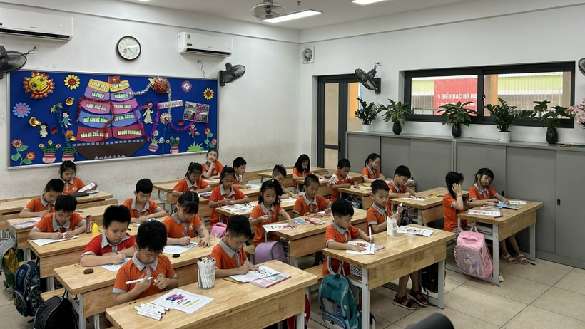 A group of children sitting at desks in a classroom

Description automatically generated