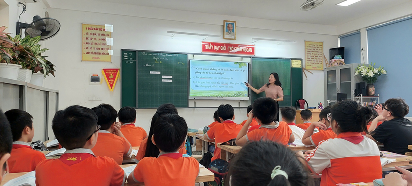 A person standing in front of a classroom

Description automatically generated