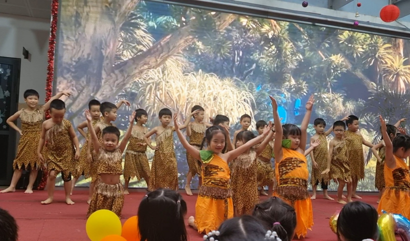 A group of children dancing on a stage

Description automatically generated