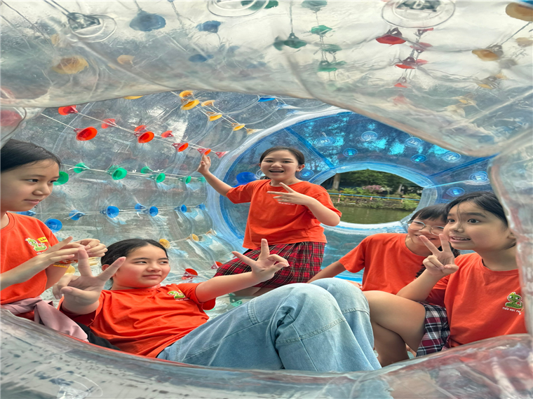 A group of kids in an inflatable tunnel

Description automatically generated