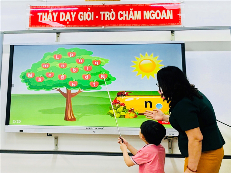 A person and a child standing in front of a large screen

Description automatically generated